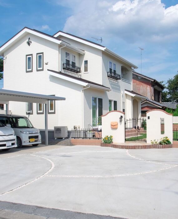 門の前に作られた駐車場